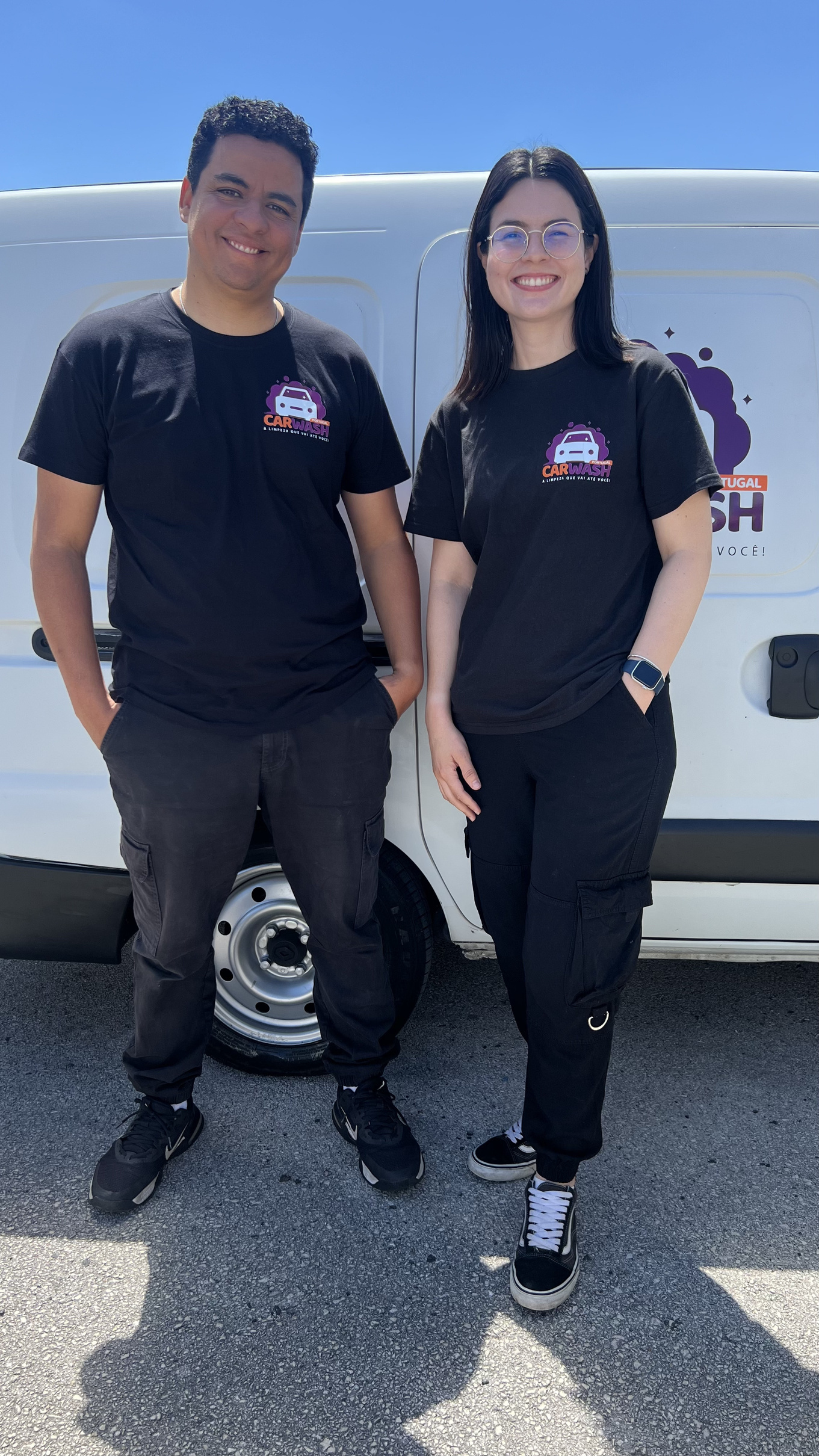 Alex Nascimento e Mónica junto à carrinha da Car Wash Portugal